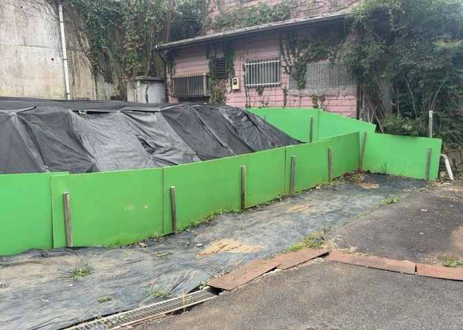 現地に行くなら、物件の周囲の地形がどうなっているかを見ることも大切です。周辺より低くなっている土地では、大雨などで水が集まりやすいため、地盤が弱くなっているということも考えられるため、注意が必要です。