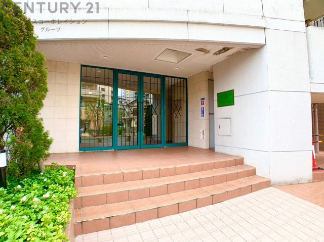 徒歩圏内にスーパーやコンビニ、飲食店が揃い、日常の買い物に困りません。