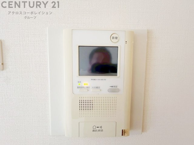 訪問者が来たときにテレビ画面で確認できるため、安心してドアを開けられます。録画機能があるものもあり、留守中に来訪者を記録しておくことができます。利便性が高く、セキュリティ面でも安心です。　