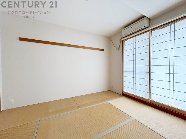 来客時の寝室や家事スペースなど、多目的に使える和室。畳ならではの柔らかさと調湿性で、季節を問わず快適に過ごせる便利な一部屋です。　