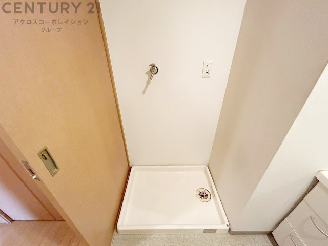 洗濯物の仕分け作業がしやすく、整理整頓が容易になります。洗濯音や湿気を他の部屋に持ち込まず、生活環境を快適に保ちます。上部を活用すれば収納スペースを確保でき洗剤や洗濯用品の整理もしやすくなります。　