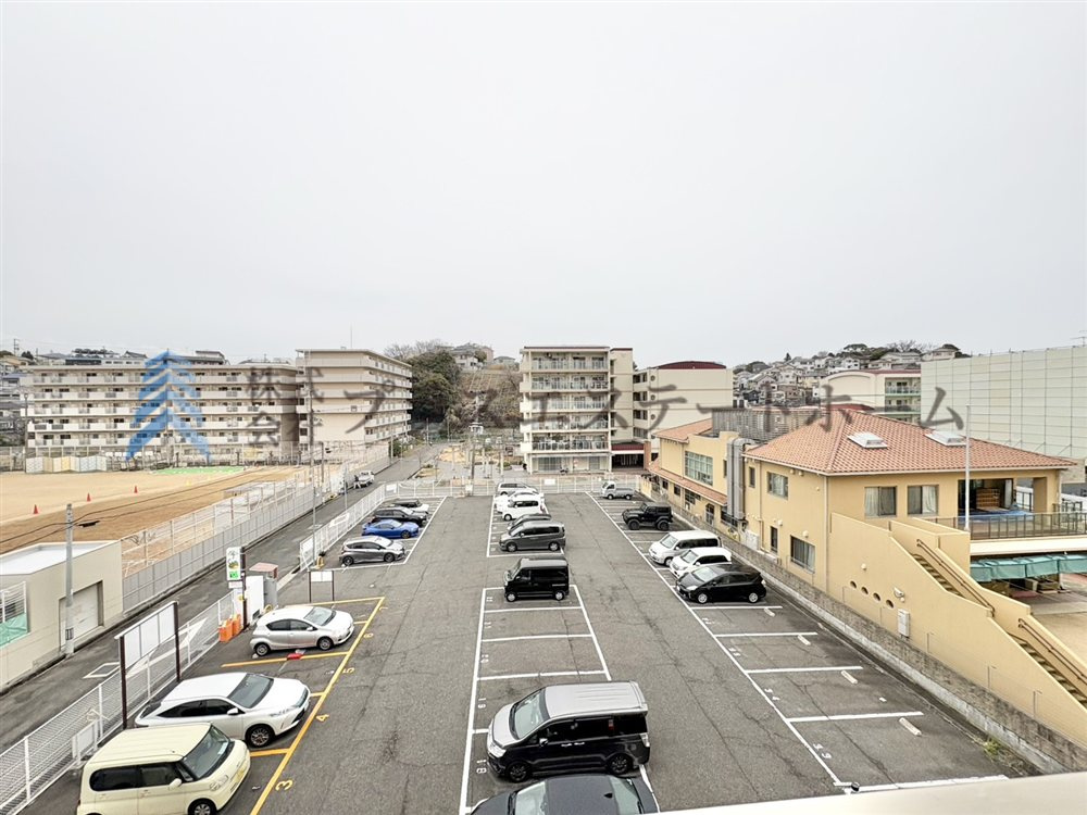 裏の駐車場が広いので遮るものなく採光・眺望良好です♪