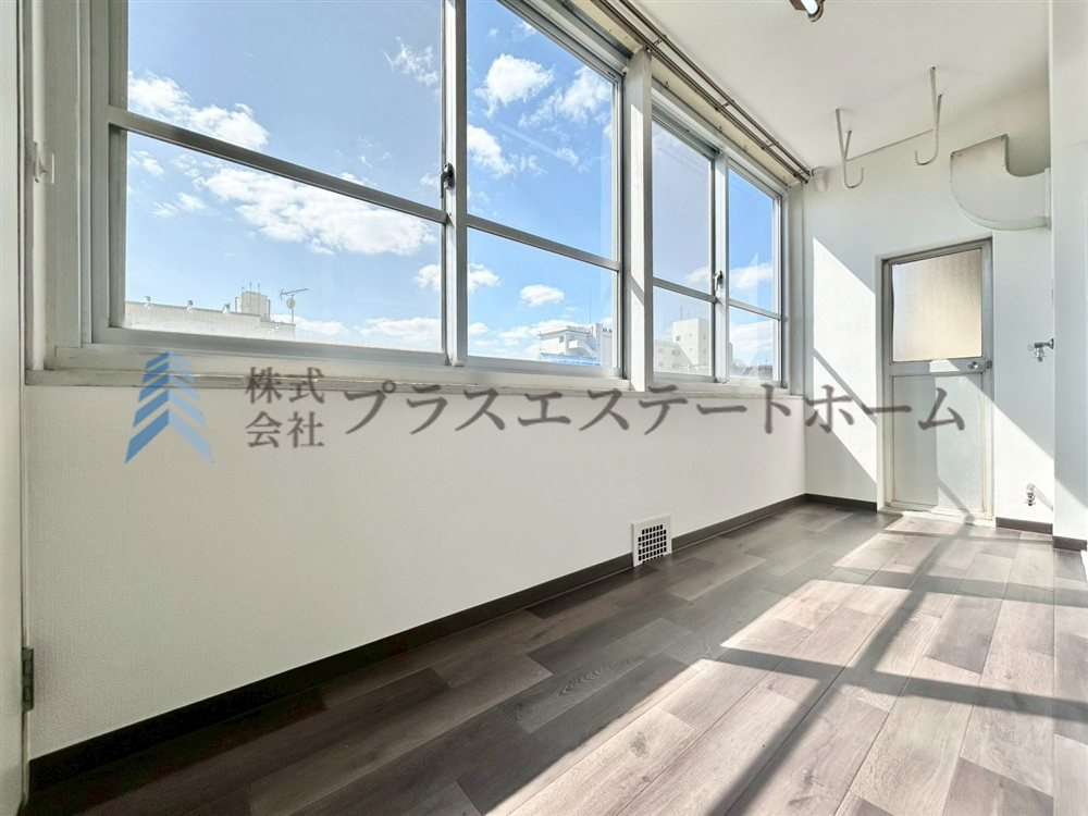 約3.0帖のサンルーム♪たっぷり明るい日差しが入ってきます♪