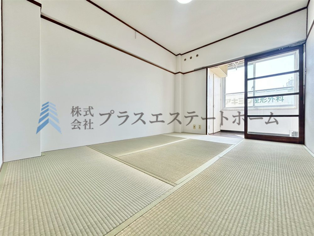サンルームから明るい光が入ってきます♪