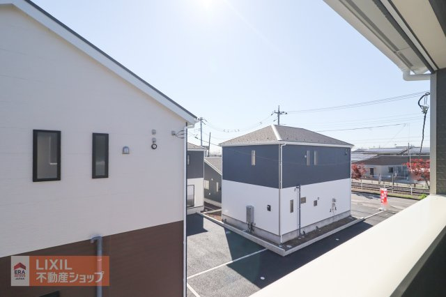 【建物からの眺望】現地完成写真。バルコニーからの景色。十分な間隔が確保されております。