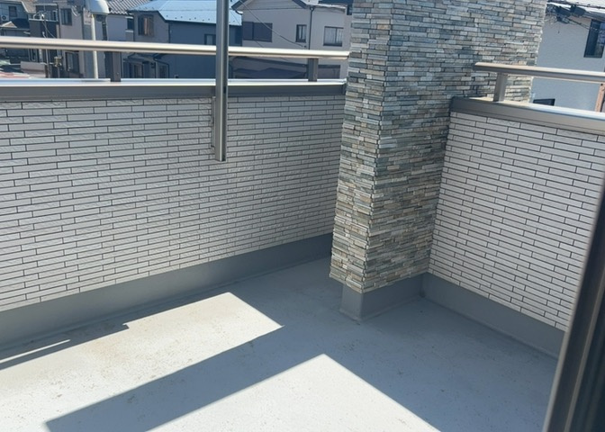 バルコニーは、室外の専用スペースのうち、「屋根がなく開放された空間」であるものを指します。ベランダより広いタイプのものが多く、日当たりもよいため家庭菜園などを楽しみたい人にとって適した環境となります。