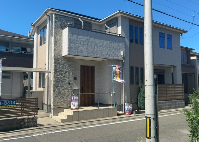 住宅用の土地では前面道路に2m以上接していなければならないと法律で定められています。しかし、お持ちの車のサイズやライフスタイルなどにより、2mでは利便が悪い場合もございますので、事前に確認しましょう。