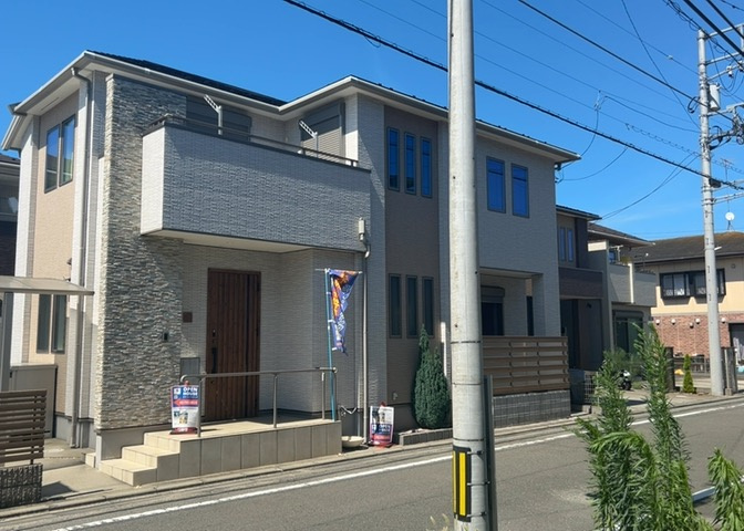 お持ちの車種によっては前面道路が広い方が便利でしょう。しかし、前面道路が広ければその分交通量が多くなるため、騒音などが気になる場合があります。実際に現地を見学し、周辺交通量や騒音などを確認しましょう！