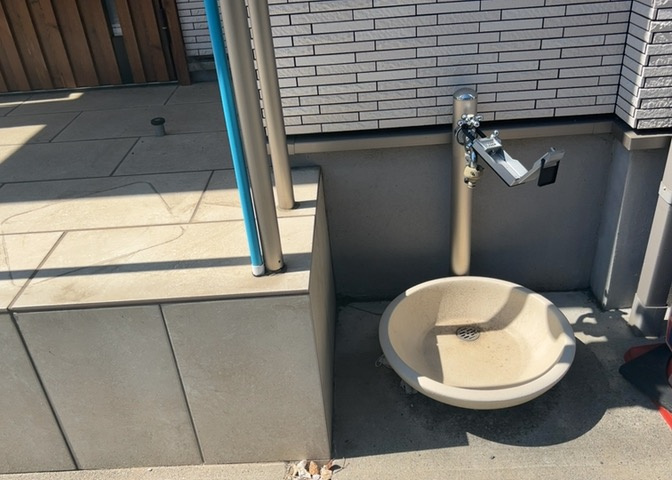 敷地内に散水栓や立水栓があると便利です。水道水を直接利用できるため、水を運ぶ手間を省くことが出来ます。大量の水を必要とする洗車作業や清掃などに役立ちます。その他設備とあわせて、現地でご確認ください。