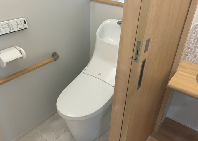 トイレは大きさや形、機能、抗菌性などが異なる多種多彩なタイプが各メーカーから出ています。それぞれに良さがあるため、事前にどういったタイプのトイレがいいのかをご家庭内で決めて、内見に行くといいでしょう。