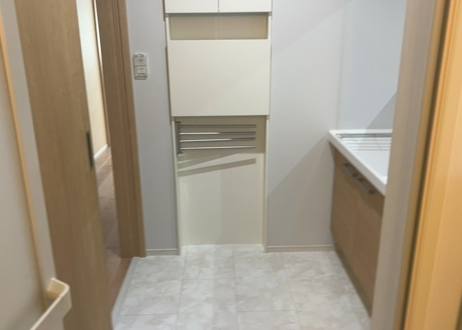 多くの戸建て住宅で見かける洗面脱衣所は、洗面台と洗濯機が2畳ほどのスペースに並べられていて、洗面所が脱衣所を兼ね備えている間取りが一般的です。お客様が利用することもある、パブリックな空間でもあります。