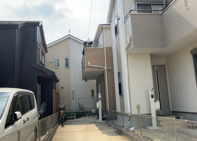 バルコニーは、室外の専用スペースのうち、「屋根がなく開放された空間」であるものを指します。ベランダより広いタイプのものが多く、日当たりもよいため家庭菜園などを楽しみたい人にとって適した環境となります。