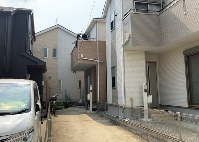 木造住宅とは土台、壁、柱など建築物の強度を支える構造体の材に木が使用されている構造を指します。構造体は建物の自重を支えるだけではなく風圧や水圧、積裁荷重などあらゆる衝撃に耐えるための基礎です。