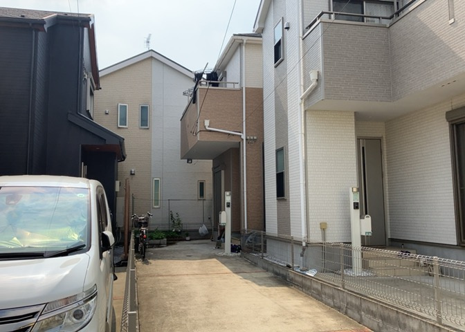 建物の基礎工事の方法は、主流となっているベタ基礎（防湿基礎）と布基礎の2種類に分類され、床下の通気性や耐久性などに違いがあります。建物の基礎部分の構造や付帯設備など詳細については現地でご確認ください。