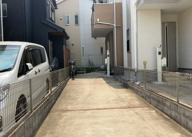 玄関ポーチにおいて最も重視すべきと言っても良いのが広さです。適切な広さの玄関ポーチでないと外見的なバランスは崩れてしまいますし、何より使いにくくなってしまいますので、現地で実際に下見をしてみましょう！