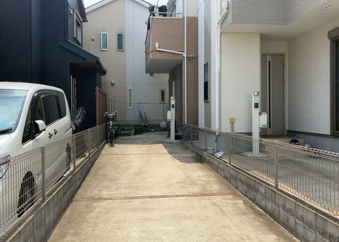 敷地内に散水栓や立水栓があると便利です。水道水を直接利用できるため、水を運ぶ手間を省くことが出来ます。大量の水を必要とする洗車作業や清掃などに役立ちます。その他設備とあわせて、現地でご確認ください。
