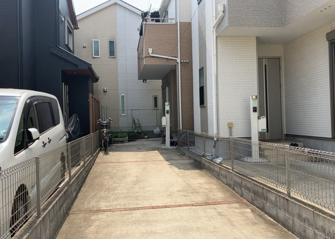 床下換気口は、床下に湿気がこもることを防ぎ、効果的に換気を行うために設置されています。床下換気口が設置されていない建物は、基礎パッキング工法などにより換気を行なっています。詳細は現地でご確認ください。