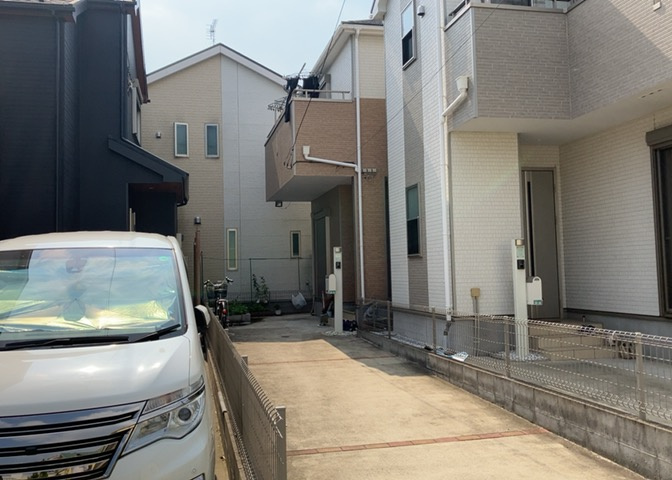 南側道路の場合は長い時間光を入れ込むことができるため、庭やリビングを道路側に持ってくることが多く土地価格も高い傾向にあります。一方北側道路だとリビングや庭が南側になりプライバシーを守ることができます。