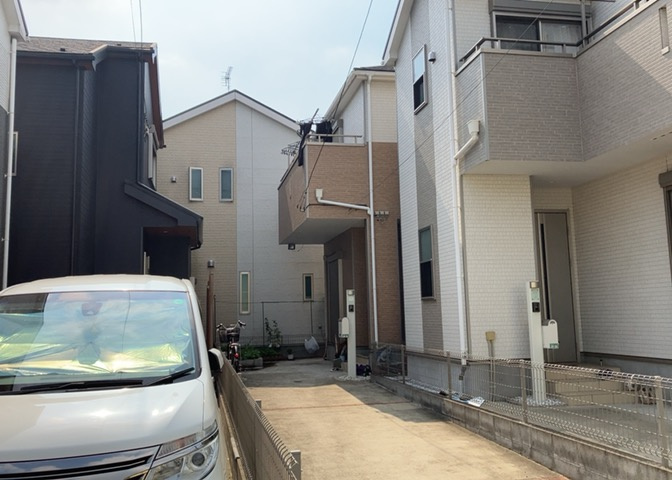 東側道路の場合は居室を南向きに設計しやすいため、朝日が入りやすいというメリットがあります。一方、西側道路も東側同様に居室を南向きに設計しやすいのですが、住宅地だと朝日が入りにくいという弱点があります。