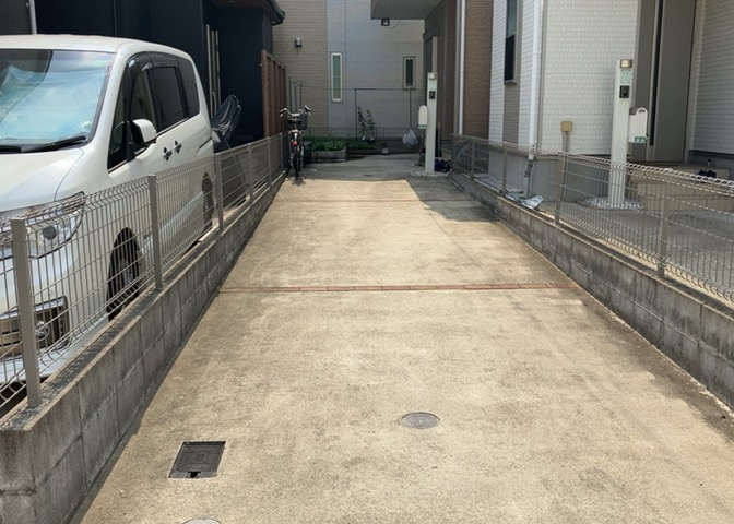 車一台あたりに必要なスペースは、標準サイズの普通自動車で横幅2m50cm、長さ5mは必要になります。ただし、乗降のことも考慮して横幅3m30cm、長さ5m50cmほどは確保できるところを選びましょう。