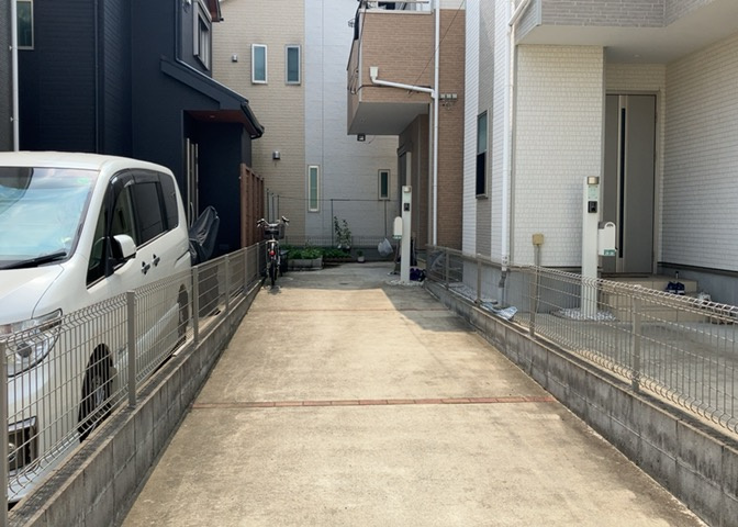 庭のある家に住むことのメリットとして、子どもたちの遊び場を確保できること、ガーデニングや家庭菜園を楽しめること、明るさを確保できることがあります。また、配置を工夫することでプライバシーが確保できます。