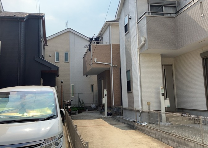 住宅用の土地では前面道路に2m以上接していなければならないと法律で定められています。しかし、お持ちの車のサイズやライフスタイルなどにより、2mでは利便が悪い場合もございますので、事前に確認しましょう。