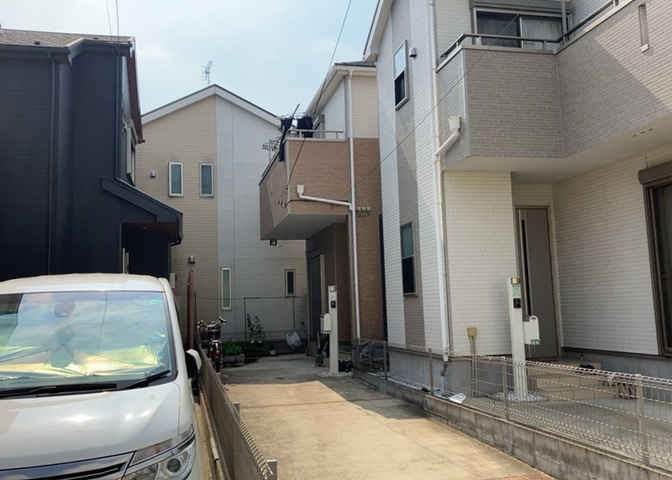 道幅が広い場所は日当たりや風通が良好です。幅が広いのですれ違いも可能ですし大きな車でも駐車可能！一方で、大型車が通ることも多くなるため交通量の増加により騒音に繋がります。また土地の値段が高くなります。