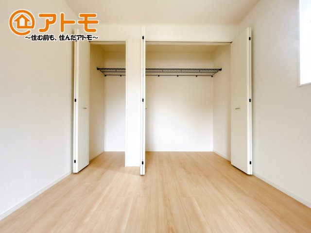 ハンガーパイプ付きのクローゼットは季節ものなどを収納することができて便利です♪
