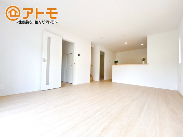 広々と開放的なLDKは、家族が自然と集まる広さ♪お子様のリビング学習にもピッタリ♪