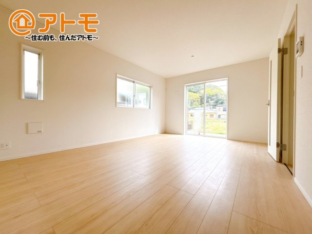 家族団らんのイメージは、リビングを思い浮かべませんか？リビングこそ広々とした空間が良いですね♪