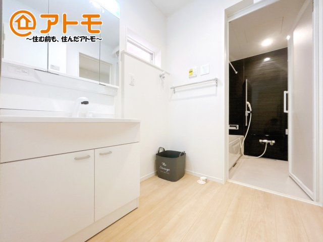 洗面所って朝に混み合いませんか？広々とした脱衣所、3面鏡の独立洗面台で朝の時間を少しお手伝い♪