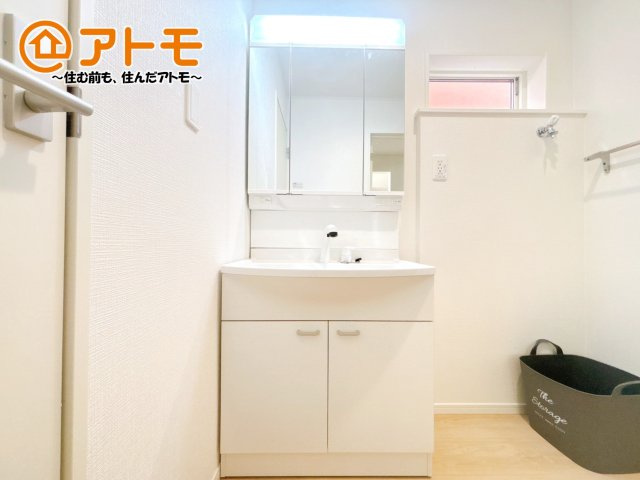 収納豊富な3面鏡の洗面化粧台は使い勝手良好♪