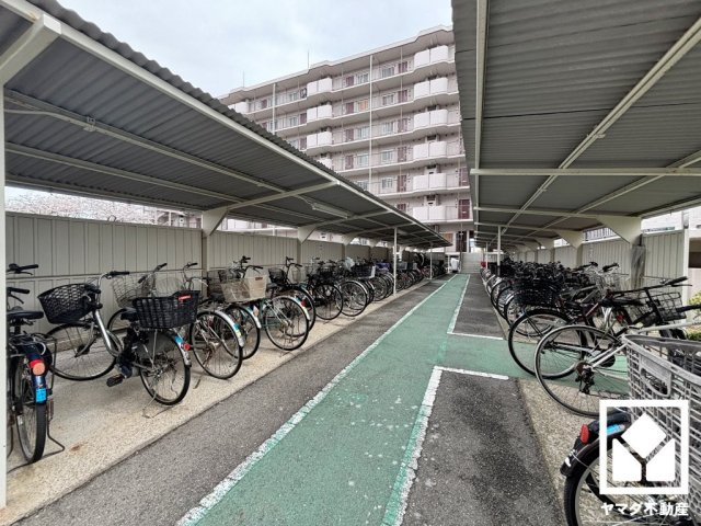 屋根付き駐輪場なので、雨や風、直射日光から自転車を守ることができます。