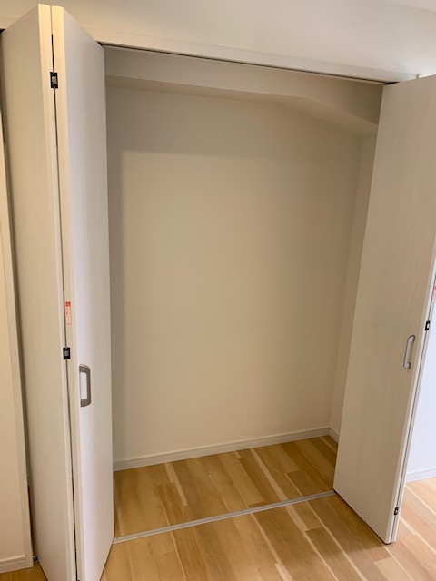 洋室のクローゼットになります。