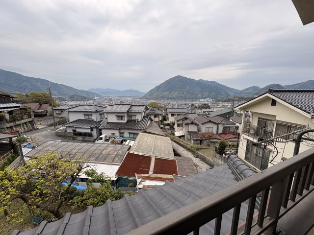 高台ならではの開放感ある眺望が魅力です。周囲の街並みや山並みを一望でき、四季の移ろいを感じながら暮らせます。遮る建物が少なく、遠くまで見渡せる気持ちの良い景色が広がります。贅沢な眺望です。