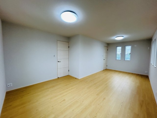 プライベートなお部屋では静かに時を過ごしたい。読書をして、物思いにふける・・光りに満たされた安らぎの空間を演出しています。　　