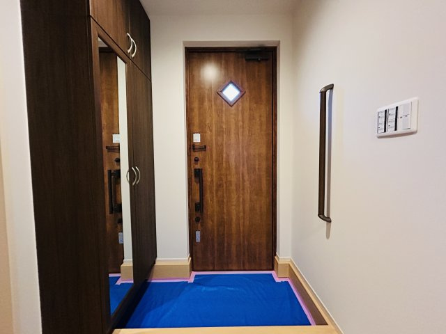 ☆Entrance☆　収納力のあるシューズボックス付き。玄関をすっきり美しく保てます。　　☆Bedroom☆　心安らぐプライベート空間。　