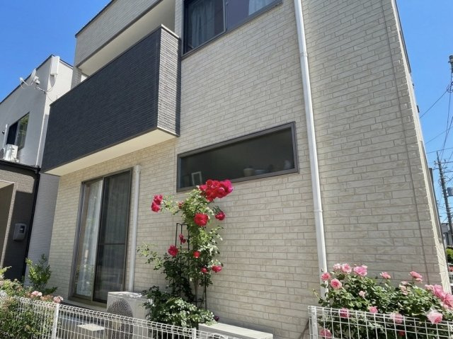 季節の花々が楽しめる、ちょっとした癒しの庭スペースです。リビングの窓からも眺められる位置にあり、日々の暮らしに彩りを添えてくれます。家庭菜園や鉢植えの手入れを楽しむのにちょうど良いサイズです。
