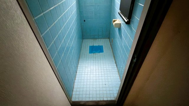 ブルーのタイルが施された空間。窓付で換気も◎