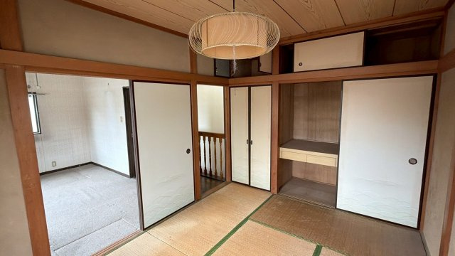 押入や天袋、床の間を備えており、荷物をまとめて収納可能です。