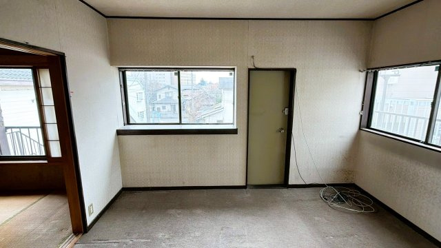 2面に窓を配置。バルコニーへ出入り可能な掃き出し口があります。