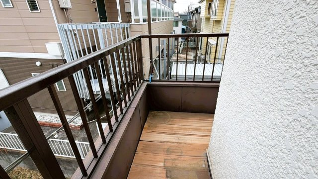 手すり壁が設置されたバルコニー。洗濯物を干すスペースを確保。