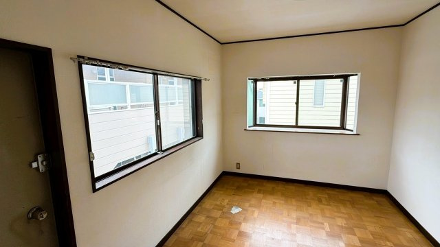 寄木細工のような模様の床材を採用。窓から周囲の視界が開けます。