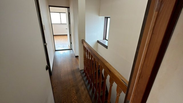 階段横に窓があり、日中の廊下に自然光を取り込みます。