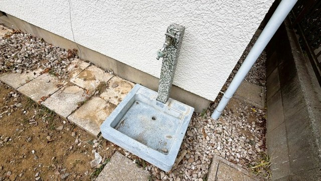 屋外に水栓と流しを設置。ガーデニングや掃除に活用可能です。