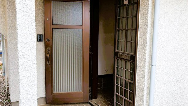 玄関ドアには採光部があり、日中の玄関内を明るく保ちます。