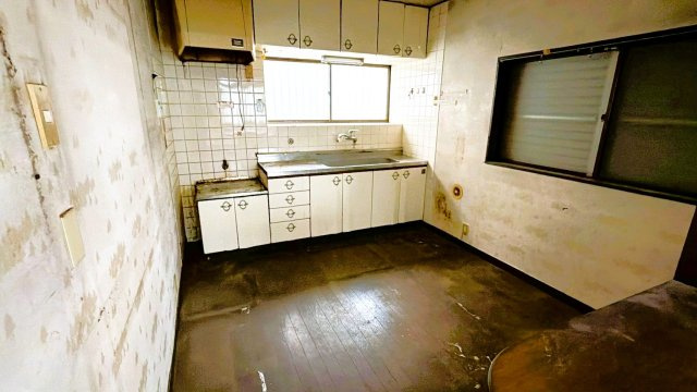 上下に収納棚を備えた壁付けキッチン。窓があり換気もスムーズ。