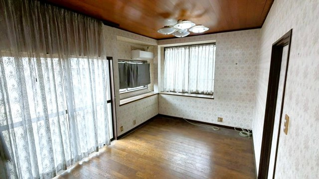 2面に窓を配置。採光を確保し、壁紙は柄入りのデザインです。