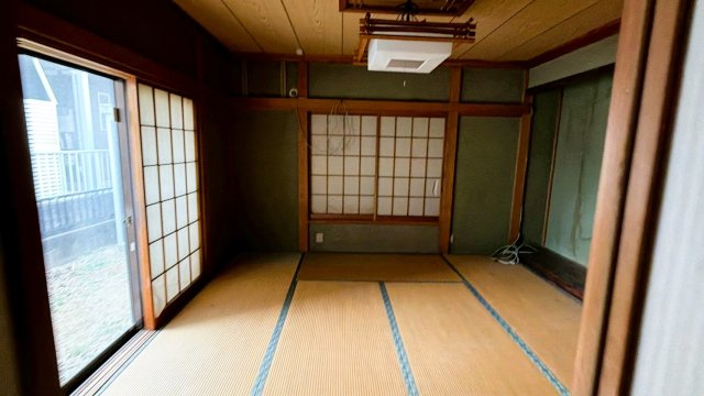 掃き出し窓から庭へ出入り可能。障子越しに柔らかな光が入ります。
