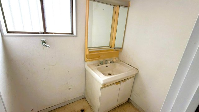 鏡付きの洗面化粧台を設置。室内洗濯機置き場も併設しています。